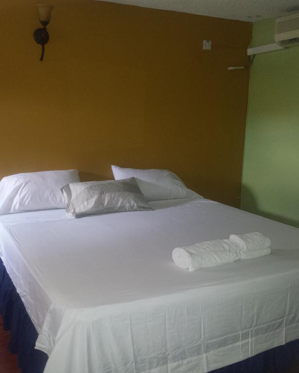 Impeccable Guest Rooms 2 Кінгстон Екстер'єр фото
